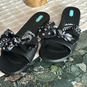 Never worn Oka b slides, black with bandana-print cute bow detail.
